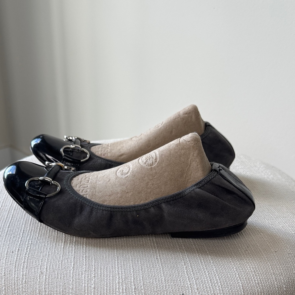 Tahari Black Flats with Glossy Buckle size 7 . 0164